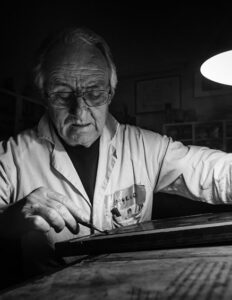 Angelo Rizzelli, incisore, cofondatore dell'Associazione Incisori Grafica di via Sette Dolori di Matera