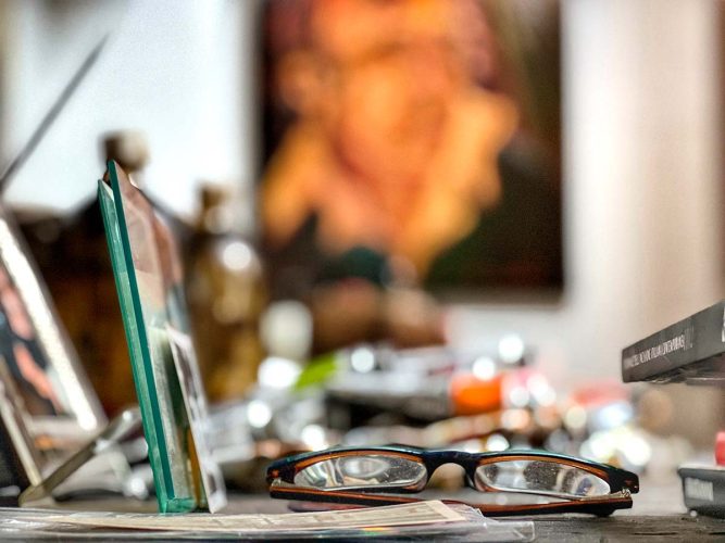 Laboratorio di Domenico Fratianni con utensili da incisore ed occhiali